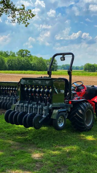 ❗️NEU❗️DIE FAUNAMASTER SÄHMASCHINE 🌱⚙️🚜
.
Die Faunamaster Sämaschine ist eine multifunktionale Sämaschine für gängige Anhängerkupplungen oder einer Dreipunktaufhängung. Ausgestattet mit 7 Reihen bei einer Arbeitsbreite von 1,45 Metern inkl. ausgestattet außerdem mit einem parallelen Düngebehälter.

Für Deutschland bald online bei uns verfügbar, für den Handel auf Anfrage an sofort.

#agrar #landwirtschaft #galabau